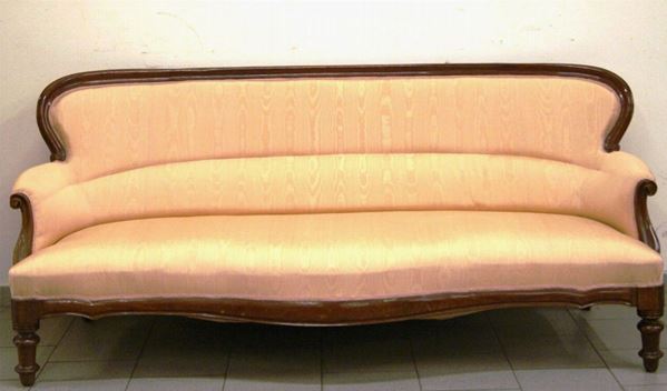 Divano, Toscana, sec. XIX, in noce, schienale e braccioli sagomati, imbottito e ricoperto in tessuto rosa salmone, cm 208x83x90