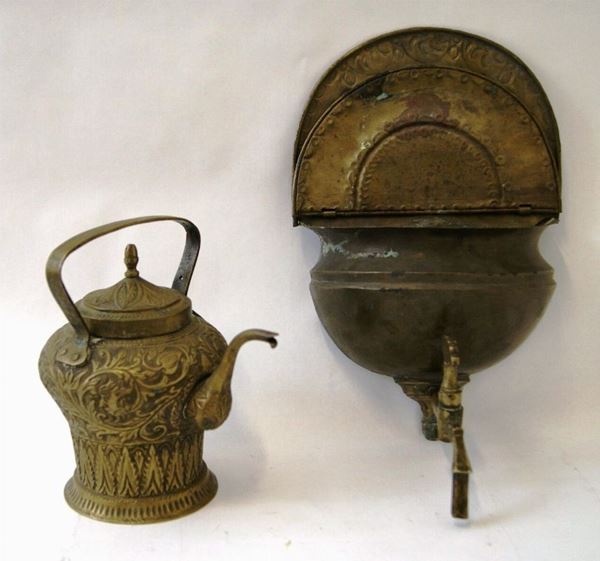 Acquasantiera in ottone, e Brocca, sec. XVIII, dal corpo sbalzato e inciso, in ottone(2)