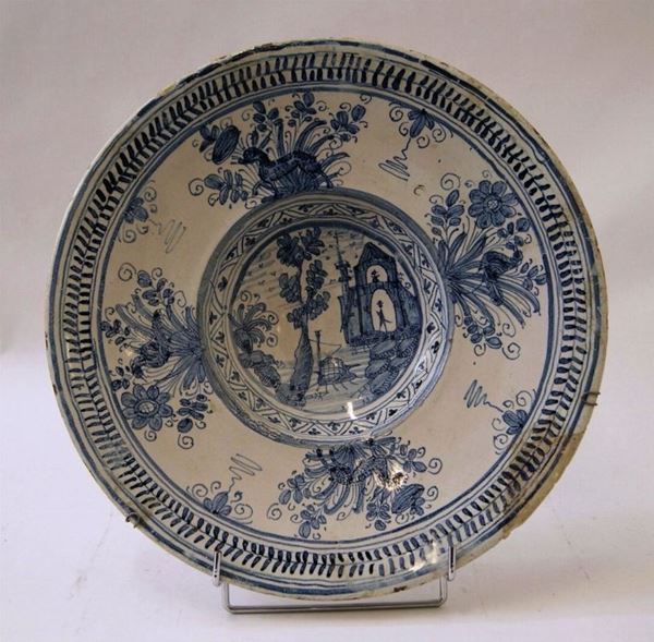 Piatto, Liguria, sec. XVIII, dipinto nei toni del blu, diam. cm 37, difetti sul bordo