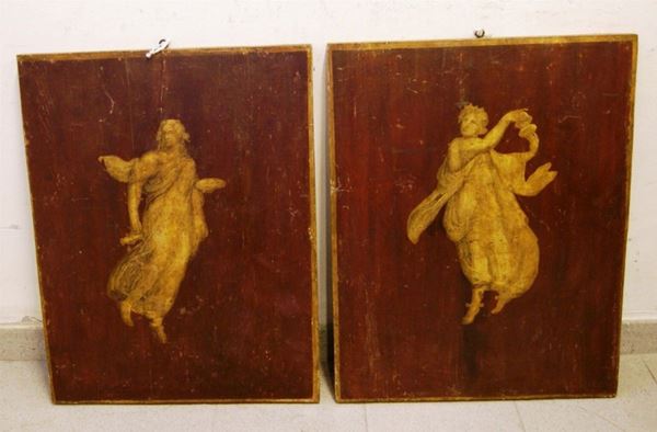 Coppia di pannelli, neoclassici, con figure laccate oro, cm 71x56x3(2)