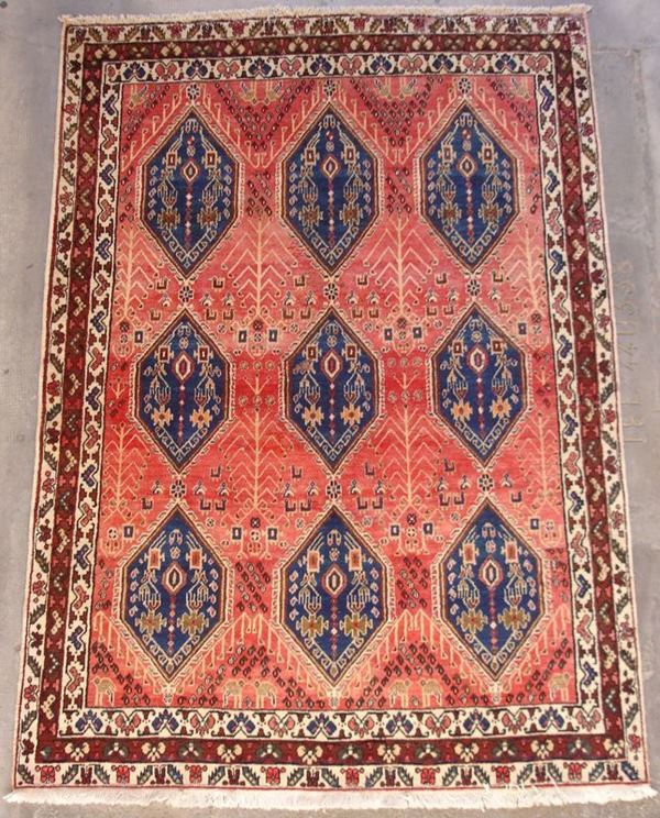 Tappeto persiano Sirgian, di vecchia manifattura, con colori vegetali naturali, fondo rosso mattone, a motivo geometrico, con fiori ed animali stilizzati, cm 215x152