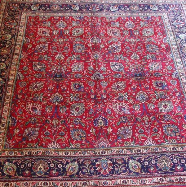 Tappeto persiano Tabriz Afshan, di vecchia manifattura, senza medaglione, fondo rosso, campo a motivo floreale multicolore, bordura blu, cm 345x300