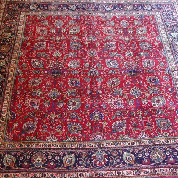 Tappeto persiano Tabriz Afshan, di vecchia manifattura, senza medaglione, fondo rosso, campo a motivo floreale multicolore, bordura blu, cm 345x300
