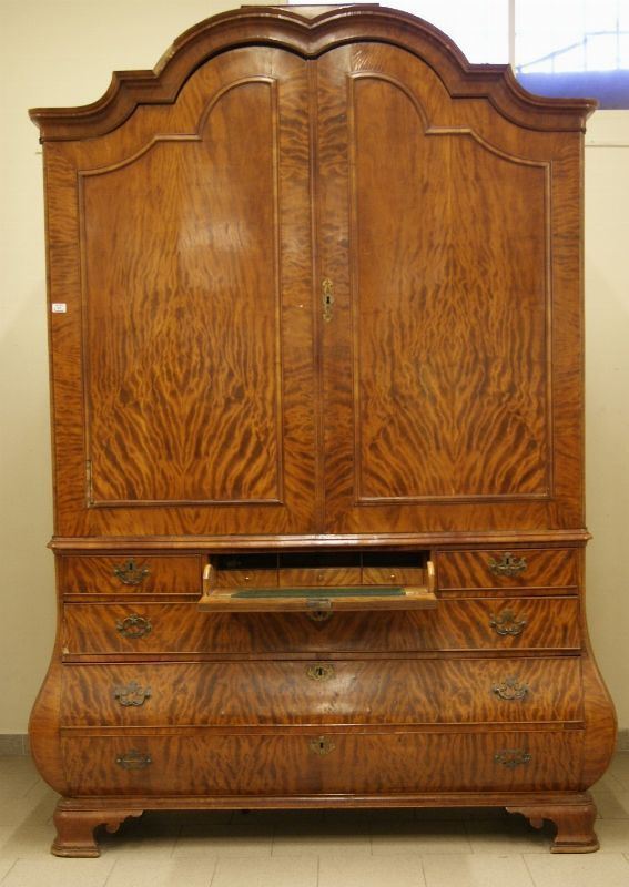 Mobile a doppio corpo, Olanda, metÃ  sec. XVIII, in piuma di mogano a patina bionda, cappello sagomato, due sportelli centinati, scarabattolo interno con cassetti e vani a giorno, tre cassetti appaiati sotto agli sportelli e tre sottostanti, fianchi bombati, base modanata, piedi a mensola, cm158x54x232