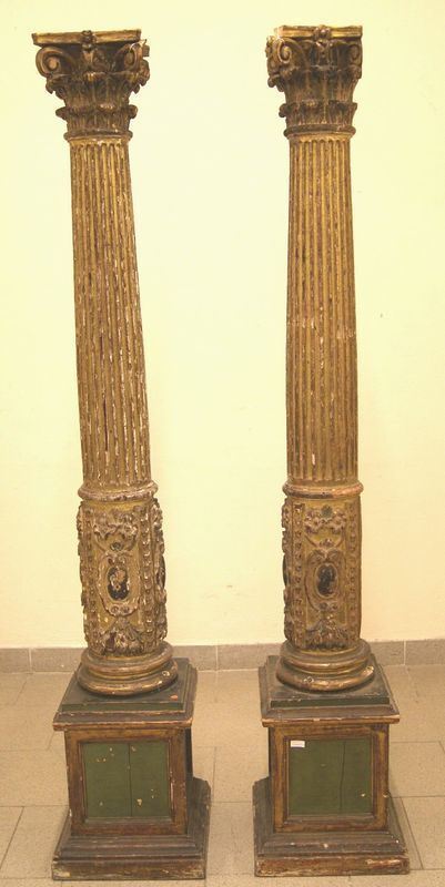 Coppia di colonne, Italia centrale, inizi sec. XVII, in legno intagliato e dorato, capitello corinzio su fusto scannellato, base decorata a motivi vegetali, montate su plinti cubici, alt. cm 171, cadute della doratura e danni (2)