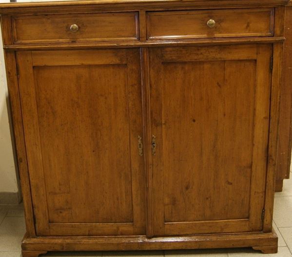 Credenza, Toscana, sec. XIX, in abete, a due sportelli, due cassetti, piedi a mensola, cm 123x50x121