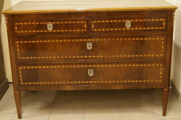 Cassettone, sec. XVIII, Luigi XVI, in noce filettato a quattro cassetti, gambe troncopiramidali, cm 130x60x92