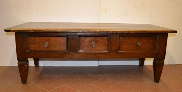 Tavolino basso rustico in legno comune, piano rettangolare gambe            troncopiramidali, cm 130x53x46