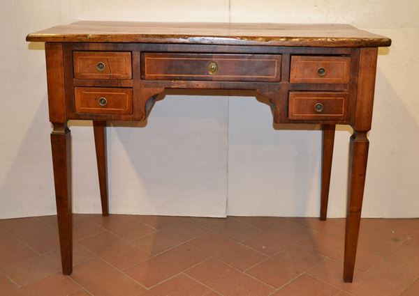 Scrivania in stile Luigi XVI, in noce filettato a cinque cassetti e gambe   troncopiramidali,  piano non pertinente, cm 108x60x83