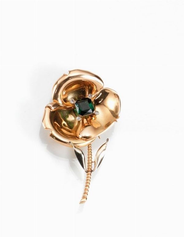 Spilla, anni 50,  in oro giallo tormalina e rose di diamante                modellata come un grande fiore, la corolla e lo stelo in oro giallo, il     pistillo realizzato con una tormalina verde taglio ottagonale e quattro     piccole rose di diamante, g 15