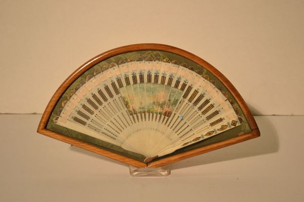 Ventaglio, sec. XIX, in madreperla e in avorio, decorato con veduta di cittÃ  con mare, entro teca in legno, cm 17x30,5