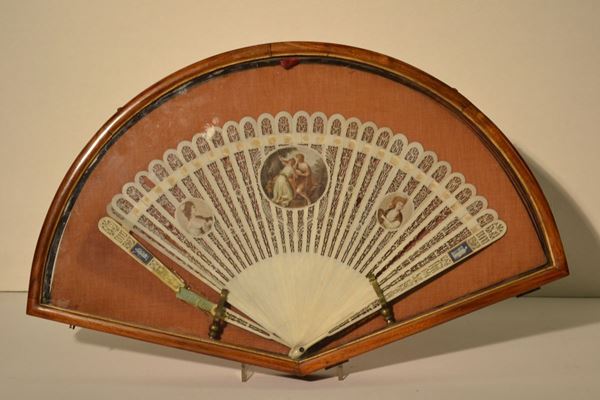 Ventaglio, sec. XIX, in madreperla e in avorio, decorato da riserve circolari con ritratti di gentildonne e scena classica, entro teca in legno, cm 34x54,5