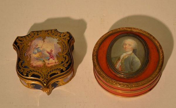 Bomboniera, manifattura di SÃ¨vres di forma sagomata in porcellana  fondo blu con bordi oro decorata da riserve con paesaggi lungo i fianchi e  scena galante sul coperchio. Guarnizioni in metallo dorato, cm 8x7, ed altra bomboniera, sec. XIX, di forma circolare in legno dipinto rosso,   coperchio decorato da miniatura raffigurante gentiluomo in abiti            settecenteschi, diam. cm 8, danni (2)