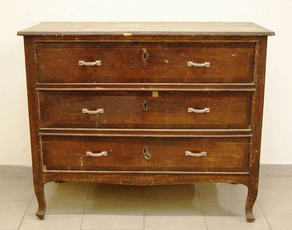 Cassettone, Toscana, sec. XVIII, in noce, a tre cassetti, gambe sinuose, cm 115x52x93, difetti