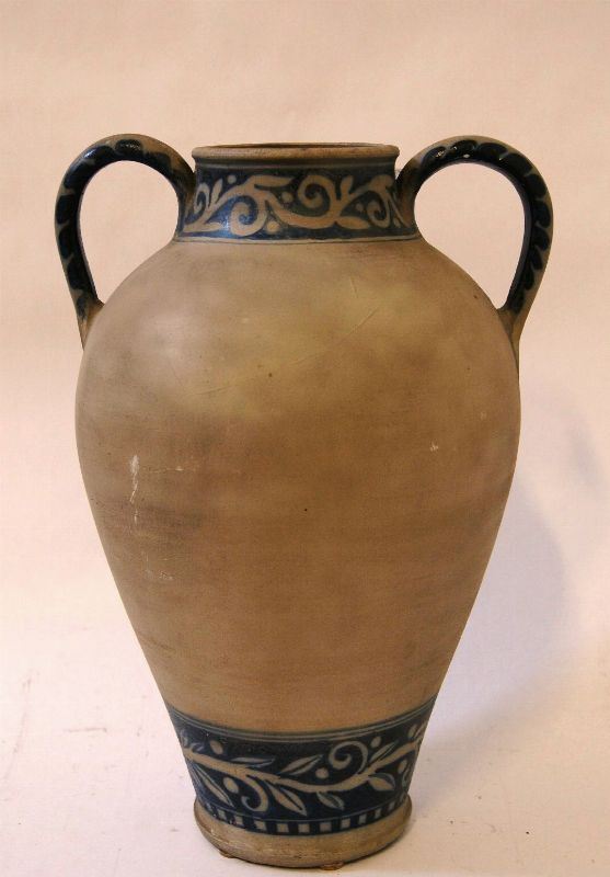Vaso, manifattura Chini, in terracotta smaltata grigia, con decorazioni a motivo fogliaceo blu, a due manici, alt. cm 38, filato