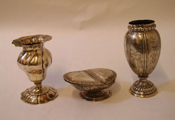 Due vasetti portafiori, in argento, l'uno sbalzato l'altro riccamente cesellato a fiori, e Navicella, in argento, dal corpo scanalato, alt. max cm 16, complessivi gr. 510(3)