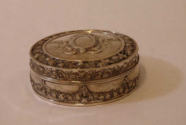 Scatola circolare, in argento sagomato a fiori e frutta,  alt. cm 14,5, gr. 280