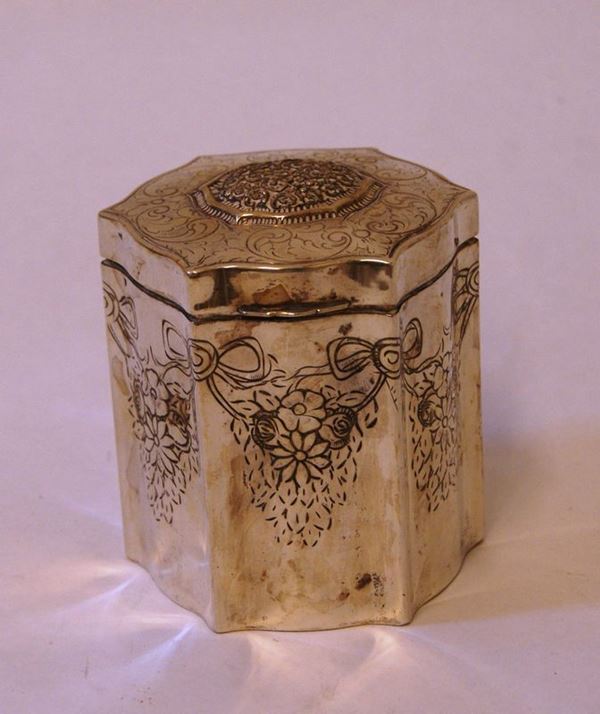 Scatola da the, in argento, di forma esagonale, cesellata a fiori, alt. cm 10, gr. 260