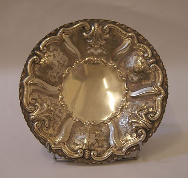 Alzata, in argento cesellato e sbalzato, su tre piedini, diam. cm 27,5, gr. 410