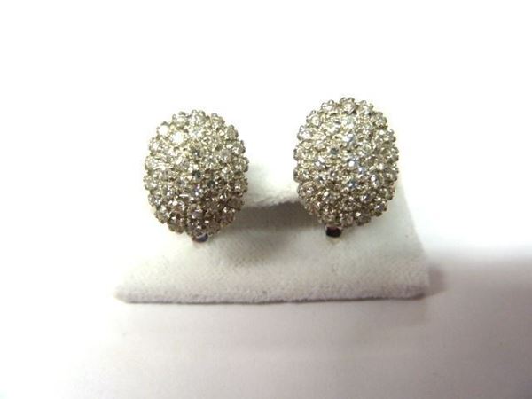 Paio di orecchini in oro bianco  e diamanti                                 di forma ovale, ciascuno decorato da un pavÃ¨ in brillanti, g 4