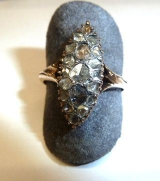 Anello in oro a basso titolo e rose di diamante                             disegnato come una navette interamente tempestata in rose di diamante