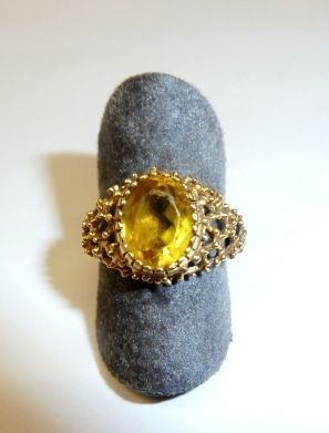 Anello in oro giallo e quarzo citrino                                       realizzata come una fascia traforata centrata da un quarzo citrino ovale, g 3