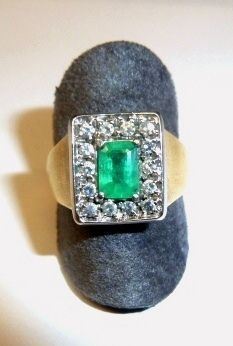 Anello in oro giallo, oro bianco, smeraldo e diamanti                       realizzato come una fascia in oro giallo centrata da un piccolo scudo       rettangolare in oro bianco decorato da uno smeraldo e da piccoli brillanti, g 8