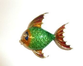 Spilla in oro giallo, smalti policromi e diamante                           modellata come un piccolo pesce, il corpo decorato in smalti policromi,     l'occhio realizzato con un brillante, g  9