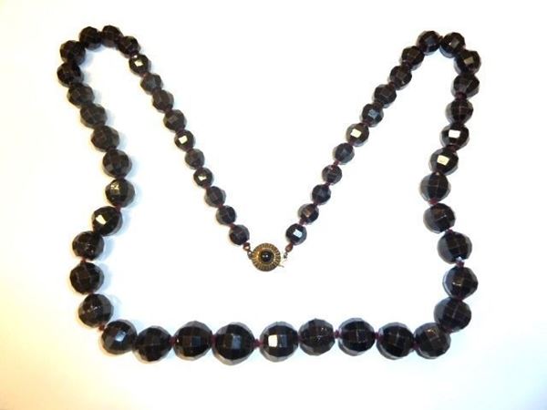 Collana in vetri ad imitazione dei granati                                  realizzata ad un filo di vetri sfaccettati ad imitazione dei granati