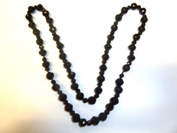 Collana in granati, fine sec. XIX                                           realizzata ad un filo di sferette sfaccettate di due misure intercalate fra loro