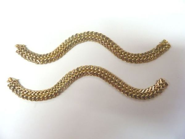 Coppia di bracciali in oro giallo ed oro rosa                               ciascuno lavorato ad una doppia fila di maglie intrecciate, unibili fra     loro a formare una collana girocollo, g 21(2)