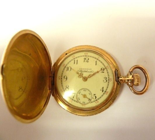 Orologio da tasca in oro giallo,  American Waltham, inizi sec. XX, in oro   giallo 18 kt                                                                Cassa in oro giallo incisa sui due lati con monogrammi a volute e data      incisi. Quadrante avorio con numeri arabi e minuti rossi, secondi ad ore 6, lancette traforate a volute. Movimento a carica manuale. Diam mm 37 da revisionare