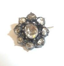 Piccola spilla in argento oro rosso e rose di diamante                      modellata come una piccola corolla interamente decorata in rose di          diamante, g 4