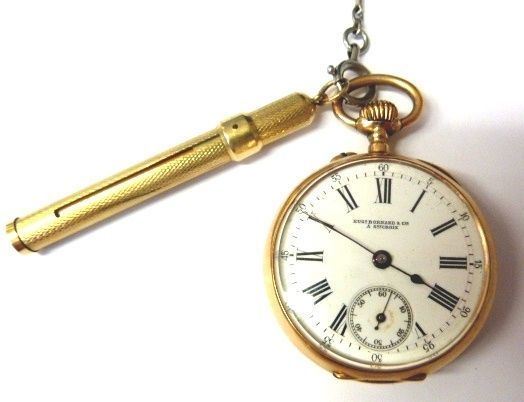 Orologio da tasca, EugÃ¨ Bornand & C.ie Ã  S.te Croix, fine sec. XIX, in oro  giallo                                                                      Cassa in oro giallo, quadrante in smalto bianco con ore in numeri romani e  minuti in numeri arabi, secondi ad ore 6. Movimento a carica manuale con    scappamento a cilindro. Diam. mm 40, cassa con ammaccature; lapis da        borsetta rivestito in lamina di oro giallo inciso ed una catena da orologio in metallo bianco (3)