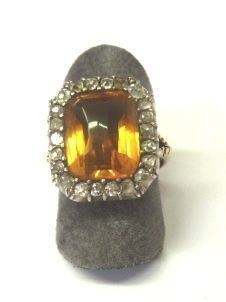 Anello, fine sec. XIX,  in oro giallo, argento, rose di diamante e quarzo   al centro un quarzo montato entro castone in oro giallo ed argento          traforato e cesellato a volute e decorato da una linea di piccole rose di   diamante, g 6