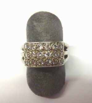 Anello in oro bianco e diamanti                                             la parte anteriore decorata da tre linee di piccoli brillanti di taglio     vecchio per ct 1 circa, g 6