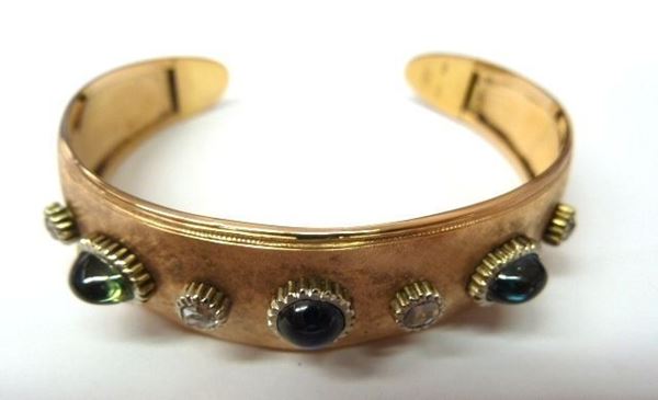 Bracciale in oro rosa, rose di diamante e pietre ad imitazione degli        zaffiri                                                                     montatura a fascia rigida in oro satinato, decorato da una linea di quattro rose di diamante intercalate da tre pietre cabochon ad imitazione dello     zaffiro, g 19