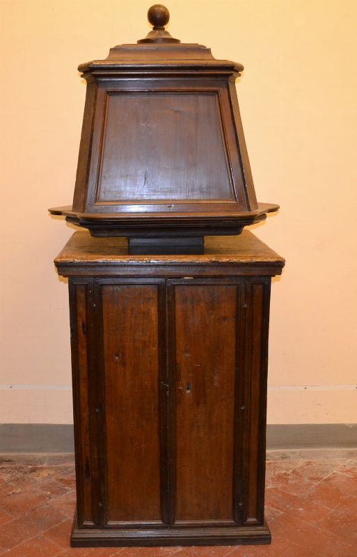 Badalone, Italia centrale, sec. XVII, in noce e legno dolce, parte          superiore girevole con tre leggii, parte inferiore decorata su tre lati con una grande losanga, due sportelli sull' ultimo lato, cm 76x77x192  - Asta Arredi, oggetti d'arte, dipinti e gioielli - Poggio Bracciolini Casa d'Aste