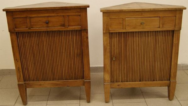 Due angoliere, Toscana, sec. XIX, in ciliegio, a un cassetto e a un'anta scorrevole, gambe troncopiramidali, alt. cm 85 e cm 89(2)