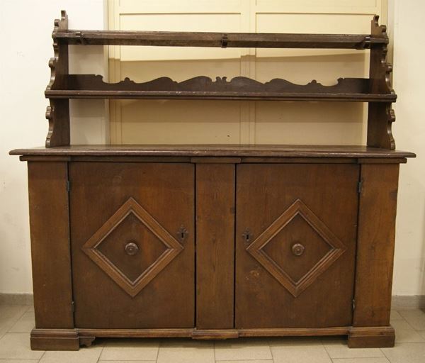 Grande credenza, Italia centrale, in castagno, a due sportelli, con alzata con vani a giorno, cm 207x63x187, ricostruita con materiale antico