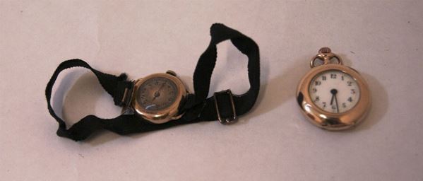 Due piccoli orologi, in oro giallo, uno da taschino e l'altro da polso, diam. max cm  2,5(2)