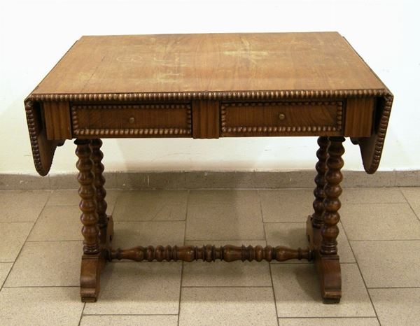 Scrivania, Toscana, sec. XIX, in noce, da centro, a quattro cassetti, con alette laterali, gambe tornite, cm 95x70x74
