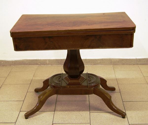 Tavolino da gioco, Inghilterra, sec. XIX, in mogano, gamba centrale su quattro piedini sagomati, cm 85x41,5x75