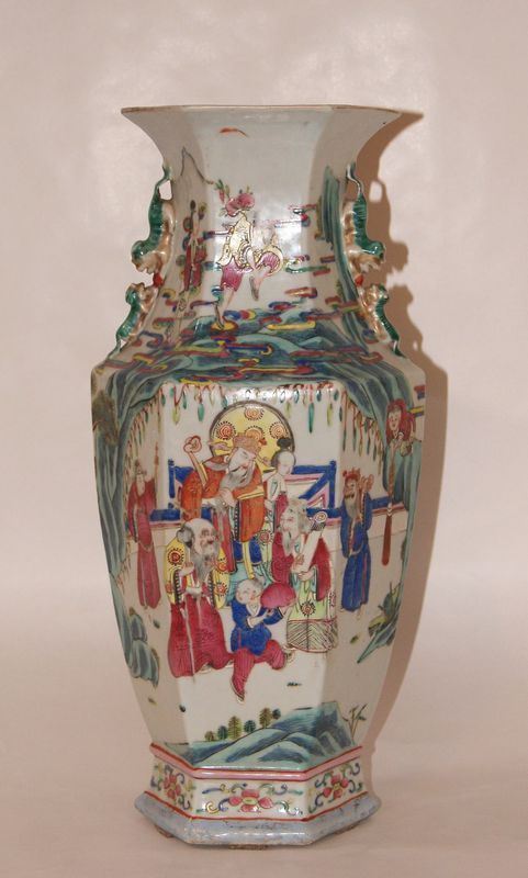Vaso, Cina sec. XIX, in maiolica dipinta a figure, base e corpo esagonali, alt. cm 44