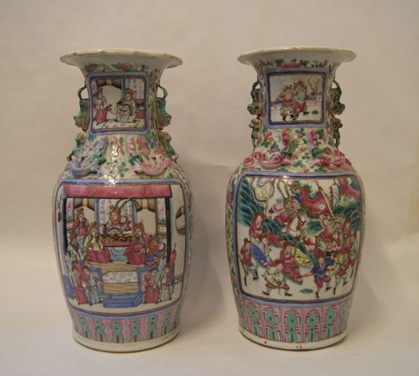 Coppia di vasi, Cina, sec. XIX, in porcellana dipinta e decorata a figure e fiori, alt. cm 45(2)