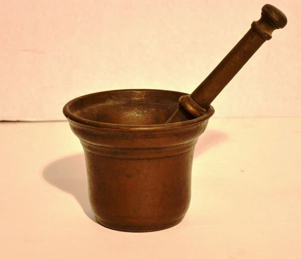 Mortaio in bronzo completo di pestello, alt. cm 9,5  - Asta Arredi, oggetti d'arte, dipinti e gioielli - Poggio Bracciolini Casa d'Aste