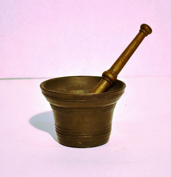 Mortaio in bronzo completo di pestello, alt. cm 7,5