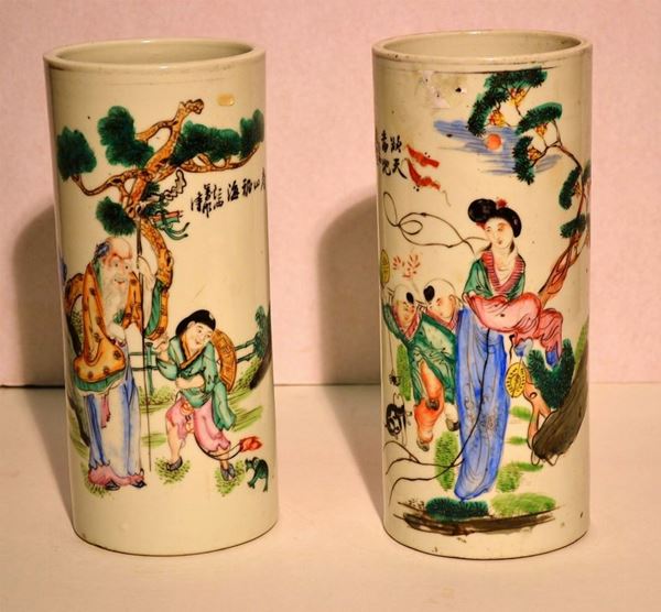 Coppia di vasi cilindrici, arte orientale, sec. XIX,  in porcellana bianca decorata in policromia da scene di genere, alt. cm 27,5, su basi in tek (2)