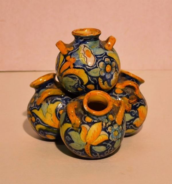 Calamaio in maiolica  fondo blu decorata a motivi vegetali nei toni dellâ€™azzurro e del giallo, alt. cm 13,5, danni