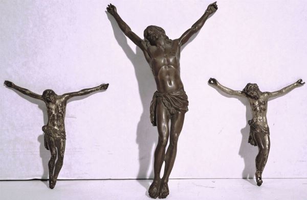 Tre Crocefissi in bronzo e bronzo dorato, cm 23x13 cm 13x12,5;cm 13x11,5, danni (3)